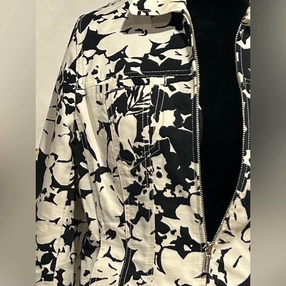 Rare Jones NY Jean Jacket, floral print 4 pockets with collar. NWOT Amazing!! - Picture 5 of 12